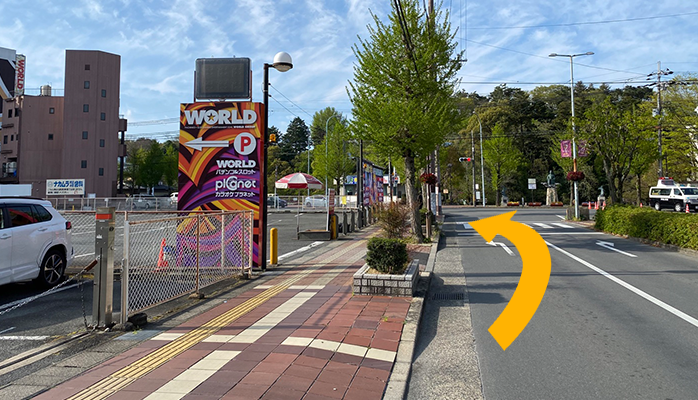 突き当りの信号まで進みます。徒歩1分(150m)