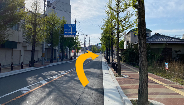 ひとつ目の信号まで進みます。徒歩2分(250m)