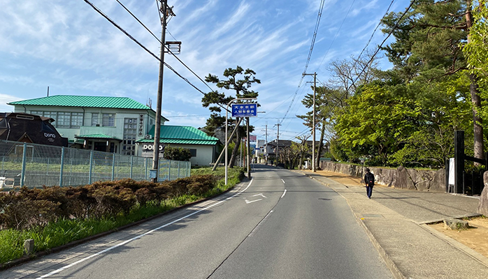 しばらく道なりに直進します。