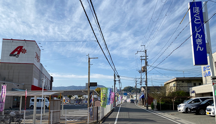 しばらく直進すると、右手に京都北都信用金庫、左手にショッピングセンターアミティが見えてきます。徒歩7分（900m）